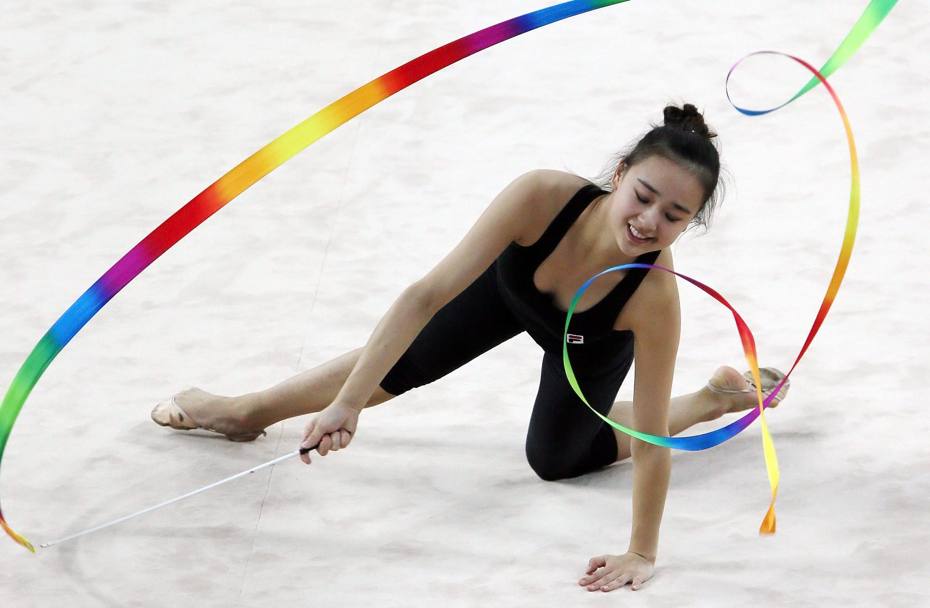 La ginnasta Son Yeon-jae, sudcoreana, durante la sua esibizione (Epa)